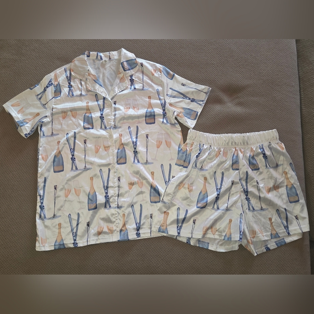 Women's Champagne & Ski Print Short Pajama Set - White with Blue & Peach Accents